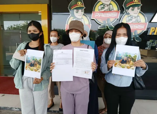Sejumlah perempuan yang mengaku menjadi korban dugaan investasi bodong berkedok bisnis kosmetik mendatangi Polres Metro Bekasi Kota, Sabtu 4 Oktober 2025. (Sumber: Istimewa)