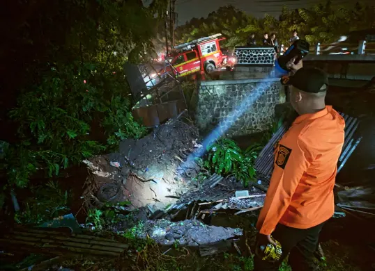 BPBD meninjau tanah longsor dan pohon tumbang di kawasan Ciseeng, Kabupaten Bogor. (Sumber: BPBD Kabupaten Bogor)