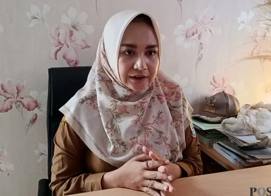 Lurah Aren Jaya, Pra Fitria Angelia, saat ditemui di kantor kelurahan, Senin 9 Oktober 2025. (Sumber: POSKOTA | Foto: Nurpini Aulia Rapika)