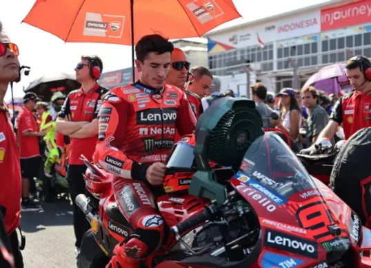 Marc Marquez mengalami cedera tulang selangka kanan pasca insiden crash dengan Bezzecchi di MotoGP Mandalika 2025. Pebalap Ducati ini langsung pulang ke Spanyol untuk pemeriksaan lebih lanjut. (Sumber: X/@InfoR00M)
