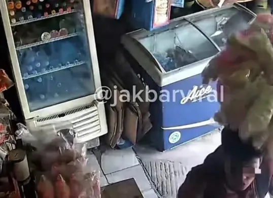 Tangkap layar pelajar dibacok sesama pelajar di kawasan Grogol Petamburan, Jakarta Barat, pada Jumat, 3 Oktober 2025. (Sumber: Instagram @Warga.jakbar)