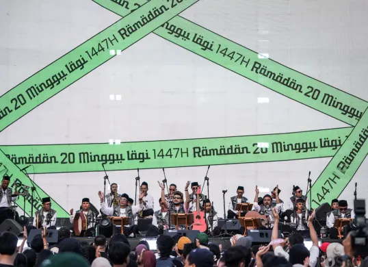 Penampilan Kunto Aji dan Yogyakarta Hadroh Clan di Synchronize Fest 2025