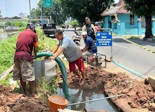 Petugas Perumda Tirta Patriot memperbaiki pipa bocor di kawasan Bekasi Timur, dekat RS Siloam, Jumat 3 Oktober 2025. (Sumber: Humas PDAM Tirta Patriot)