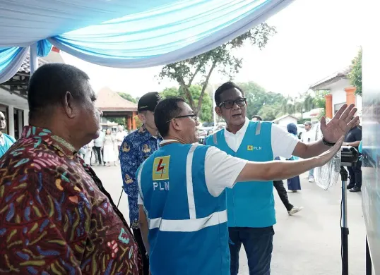 General Manager PLN UID Jakarta Raya, Moch Andy Adchaminoerdin menjelaskan spesifikasi SPKLU kepada pengurus Jakarta Golf Club dan aparat Kecamatan Pulo Gadung. (Sumber: Dok. PLN UID Jakarta Raya)