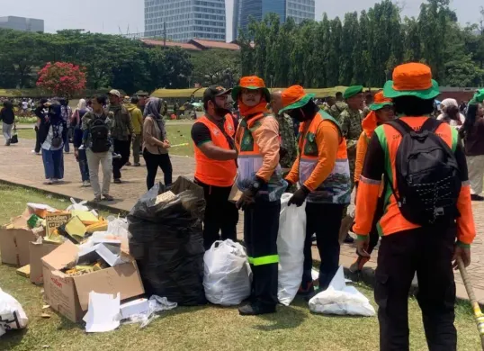 Petugas kebersihan melakukan pembersihan sampah seusai perayaan HUT ke-80 TNI di Monas, Gambir, Jakarta Pusat. (Sumber: Dok. DLH Jakarta)