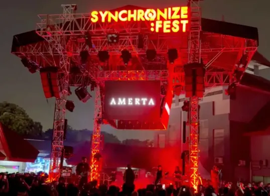 Potret band Amerta saat berada di atas panggung Riffmeister The Legacy of Ricky Siahaan di Synchronize Fest 2025. (Sumber: Instagram/@aparatmati)