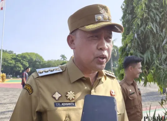 Wali Kota Bekasi, Tri Adhianto membentuk Satgas pengawas MBG di Plaza Pemerintah Kota Bekasi, Senin, 6 Oktober 2025. (Sumber: Poskota/Nurpini Aulia Rapika)