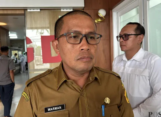 Wakil Direktur Administrasi RSUD Bakti Pajajaran Cibinong, Warman. (Sumber: POSKOTA | Foto: Giffar Rivana)