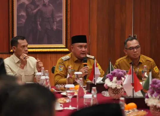 Bupati Bogor, Rudy Susmanto memimpin rapat perumusan program Satu Desa Satu Sarjana. (Sumber: Dok. Pemkab Bogor)