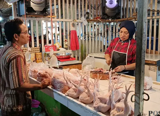 Imas, pedagang ayam di Pasar Baru Bekasi melayani pembeli di Pasar Baru, Bekasi Timur, Selasa 7 Oktober 2025. (Sumber: POSKOTA | Foto: Nurpini Aulia Rapika)