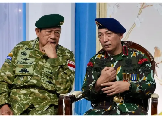 Viral video yang menampilkan Presiden ke-6 RI, Susilo Bambang Yudhoyono (SBY), seolah-olah melewatkan untuk menyalami Kapolri Jenderal Listyo Sigit Prabowo. (Sumber: X/@Hasbil_Lbs)