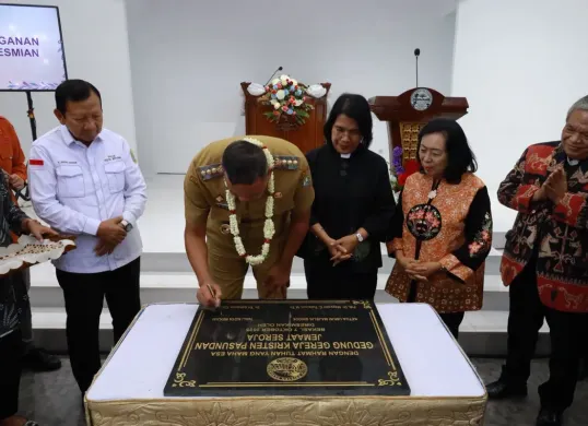 Wali Kota Bekasi, Tri Adhianto, saat meresmikan Gereja Kristen Pasundan (GKP) Jemaat Seroja di Kelurahan Harapan Jaya, Bekasi Utara, Selasa, 7 Oktober 2025. (Sumber: Dok. Pemkot Bekasi)