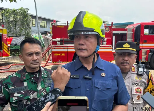 Kepala Dinas Damkar Kabupaten Bogor, Yudi Santosa memberikan keterangan pers terkait kebakaran pabrik bingkai di Cibinong, Kabupaten Bogor, Selasa, 7 Oktober 2025. (Sumber: Poskota/Giffar Rivana)
