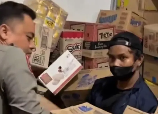 Tangkap layar petugas menangkap maling yang ngumpet di gudang toko kelontong di Sukaraja, Kabupaten Bogor.