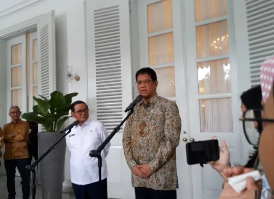 Menkeu Purbaya Yudhi Sadewa bersama Gubernur Jakarta Pramono Anung di Balai Kota DKI Jakarta, Selasa, 7 Oktober 2025. (Sumber: Poskota/M. Tegar Jihad)