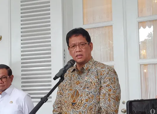 Menkeu Purbaya Yudhi Sadewa bersama Gubernur Jakarta Pramono Anung di Balai Kota DKI Jakarta, Selasa, 7 Oktober 2025. (Sumber: Poskota/M. Tegar Jihad)