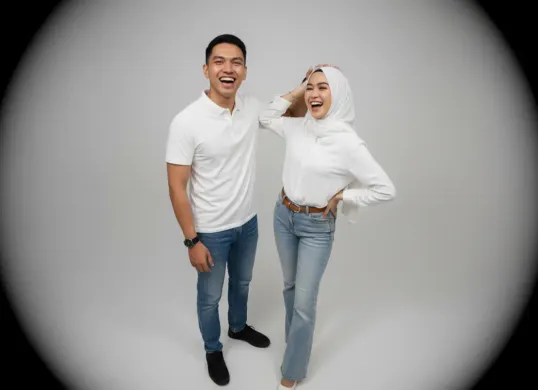 Hasil edit foto romantis ala photobox pakai prompt Gemini AI. (Sumber: Gemini AI)