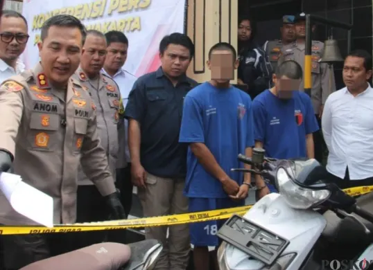 Kapolres Purwakarta, AKBP I Dewa Putu Gede Anom memperlihatkan barang bukti sepeda motor hasil curian, Selasa, 7 Oktober 2025. (Sumber: Poskota/Dadan Sukmana)
