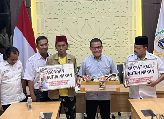 Fraksi PDI Perjuangan DPRD Jakarta menerima audiensi pedagang yang menolak pasal-pasal pelarangan penjualan pada Raperda KTR, Selasa, 7 Oktober 2025. (Sumber: POSKOTA | Foto: Pandi Ramedhan)