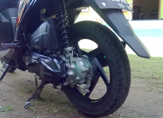 Ulasan lengkap rekomendasi merek dan ukuran shock terbaik untuk Honda BeAT mulai dari 300 mm hingga 330 mm. (Sumber: Planet Ban)