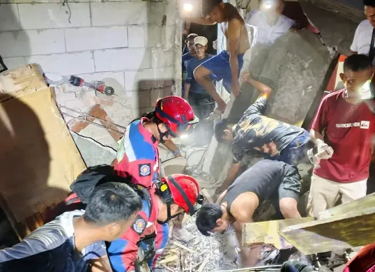Situasi saat petugas melakukan evakuasi korban tertimpa bangunan runtuh di Jalan Budi Mulia Gang 7, Pademangan, Jakarta Utara. (Sumber: Damkar Jakut)