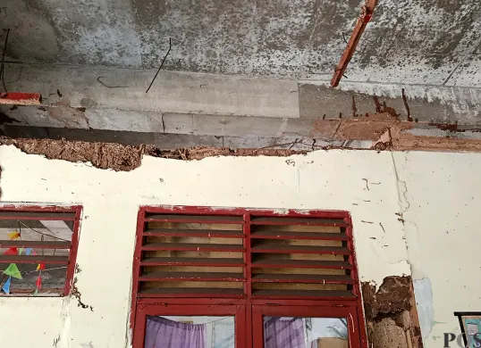 Kondisi bangunan USB SMP 62 Kota Bekasi yang rusak dan tidak memadai. (Sumber: POSKOTA | Foto: Nurpini Aulia Rapika)