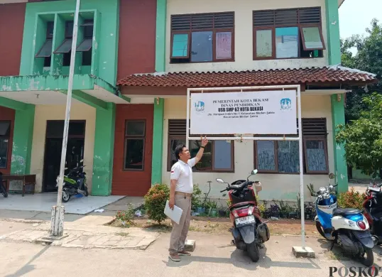 Plh USB SMP 62 Kota Bekasi, Deni Permadi saat ditemui di lokasi, Rabu, 8 Oktober 2025. (Sumber: Poskota/Nurpini Aulia Rapika)