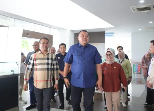 Bupati Bogor Rudy Susmanto meninjau Klinik Utama Rawat Jalan Parung. (Sumber: Pemkab Bogor)