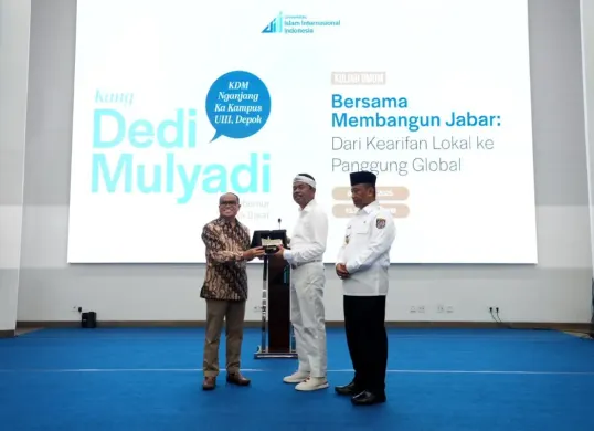 Gubernur Jawa Barat, KDM bersama Wali Kota Depok, Supian Suri menghadiri acara di Kampus UIII Kota Depok. (Sumber: Humas Jabar)