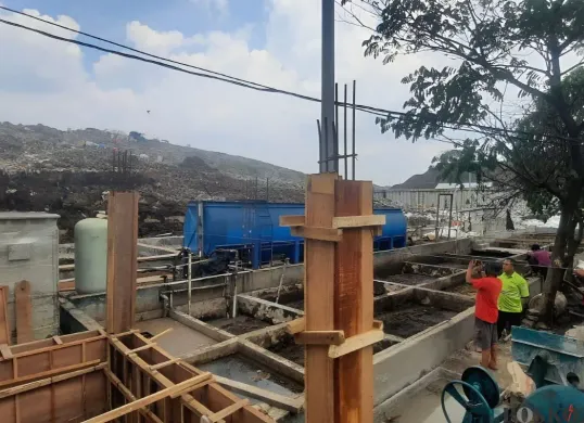 Gunungan sampah di zona tiga TPA Sumur Batu, Kecamatan Bantar Gebang, Kota Bekasi, rawan longosr, Rabu, 8 Oktober 2025. (Sumber: Poskota/Nurpini Aulia Rapika)