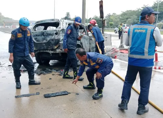Petugas memadamkan mobil yang terbakar seusai menabrak pembatas jalan di KM 41 Tol Ciawi, Kota Bogor, Rabu, 8 Oktober 2025. (Sumber: Dok. Damkar Kota Bogor)