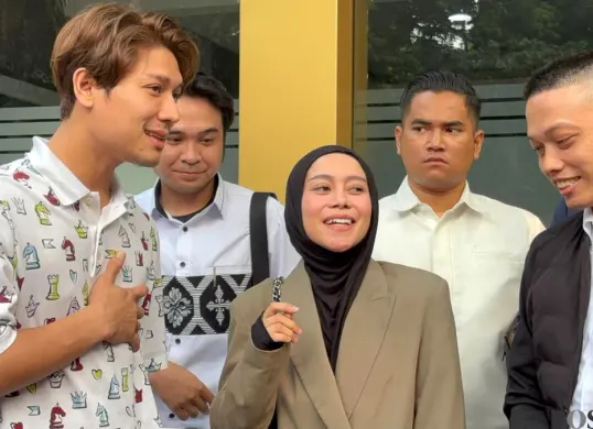 Pedangdut Lesti Kejora didampingi suaminya, Rizky Billar (kiri), seusai memenuhi panggilan penyidik Ditreskrimsus Polda Metro Jaya, Jakarta Selatan, Rabu, 8 Oktober 2025. (Sumber: POSKOTA | Foto: Ali Mansur)
