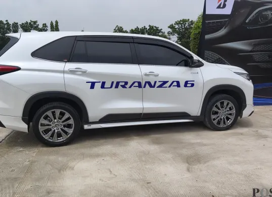 Penurunan penjualan mobil ikut mempengaruhi penjualan ban di Indonesia. (Sumber: POSKOTA | Foto: Erwan Hartawan)