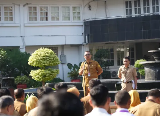 Sekda Kabupaten Bogor, Ajat Rochmat Jatnika memimpin apel di halaman Setda, Cibinong. (Sumber: Pemkab Bogor)