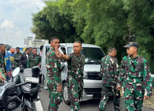 Prajurit TNI menggagalkan pelarian dua terduga begal dan penabrak lari di ruas Tol Kebon Jeruk KM 5, Jakarta Barat, Selasa, 7 Oktober 2025. (Sumber: Dok. Dispenad)