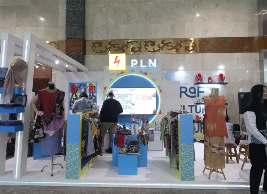 Booth UMKM binaan PLN UID Jakarta Raya menjadi pusat perhatian pengunjung dalam pameran INACRAFT yang digelar dari 1-5 Oktober 2025 di JICC. (Sumber: Dok. PLN UID Jakarta Raya)