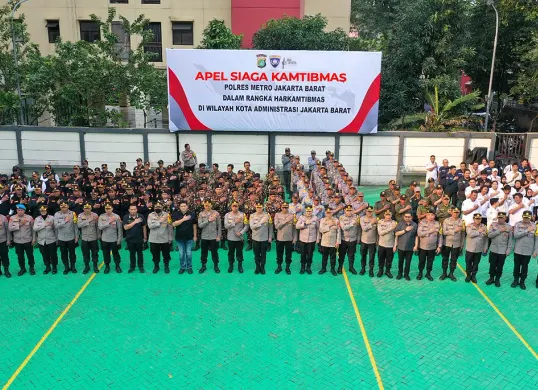 Polres Metro Jakarta Barat menggelar apel siaga kamtibmas bersama unsur Potmas di Lapangan Hijau Polres Metro Jakarta Barat, Kamis, 9 Oktober 2025. (Sumber: Dok Humas Polres Jakbar)
