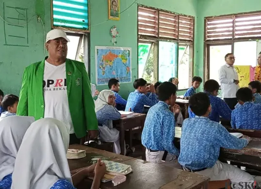 Anggota Komisi IV DPRD Kota Bekasi meninjau ruang kelas di USB SMP 62 Kota Bekasi yang rusak, Kamis, 9 Oktober 2025. (Sumber: Poskota/Nurpini Aulia Rapika)