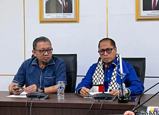 Ketua Fraksi PAN DPRD Jakarta, Husen saat menyampaikan pernyataan kepada awak media di Gedung DPRD Jakarta, Kamis, 9 Oktober 2025. (Sumber: Poskota/M. Tegar Jihad)