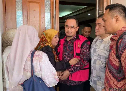 Mantan Kadisbud Jakarta, Iwan Henry Wardhana seusai sidang di Pengadilan Tipikor Jakarta Pusat, Gunung Sahari Selatan, Kemayoran, Kamis, 9 Oktober 2025. (Sumber: Poskota/Ramot Sormin)