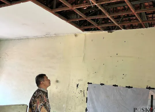 Kadisdik Kota Bekasi, Alexander Zulkarnain, meninjau bangunan USB SMP 62 Kota Bekasi di Medan Satria, Kamis 9 Oktober 2025. (Sumber: POSKOTA | Foto: Nurpini Aulia Rapika)