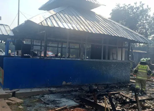 Petugas melakukan pendinginan di lokasi kebakaran rumah bedeng di kawasan Kelapa Gading, Jakarta Utara, Kamis, 9 Oktober 2025. (Sumber: Damkar Jakut)