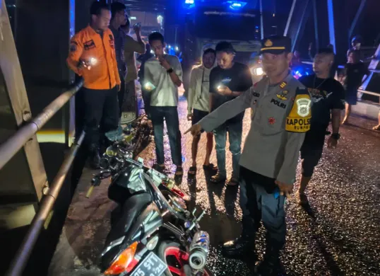 Polisi menunjukkan motor yang ditinggalkan pria tanpa identitas itu sebelum melompat ke Sungai Cisadane, Kabupaten Bogor. (Sumber: Polsek Rumpin)