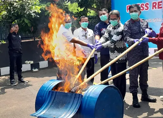 Kepala BNN Banten Brigjen Polisi Rohmad Nursahid memimpin pemusnahan 2 kg ganja. (Sumber: Dok. BNN Banten)