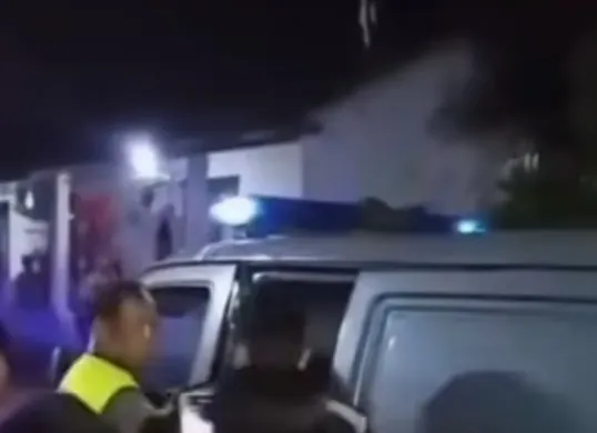 Petugas Polsek Bojongsari mengamankan seorang pria yang diduga mencuri tas berisi uang dan ponsel di wilayah Serua, Bojongsari, Kota Depok, Rabu, 8 Oktober 2025, malam. (Sumber: @sawangan_info)