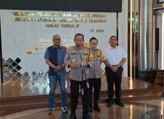 Kapolda Metro Jaya, Inspektur Jenderal Polisi Asep Edi Suheri, saat memberikan keterangan di Polda Metro Jaya, Jakarta Selatan, Kamis, 9 Oktober 2025. (Sumber: Poskota/Ali Mansur)