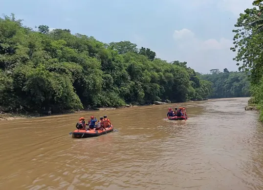 Tim SAR menyisir Sungai Cisadane, Rumpin, Kabupaten Bogor, dalam pencarian seorang pria, Kamis, 9 Oktober 2025. (Sumber: Dok. Polsek Rumpin)