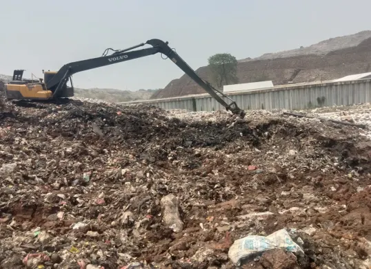 Alat berat dikerahkan Dinas Lingkungan Hidup (DLH) Kota Bekasi untuk merapikan timbunan sampah yang longsor di Tempat Pembuangan Akhir (TPA) Sumurbatu, Bantar Gebang, Kamis 9 Oktober 2025. (Sumber: DLH Kota Bekasi)