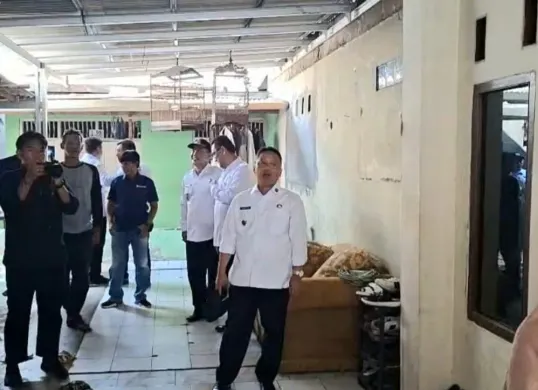 Wali Kota Depok Supian Suri mengunjungi salah satu rumah yang terkena angin puting beliung di daerah RT 04 RW 09, Kelurahan Grogol, Kecamatan Limo, Kota Depok. (Sumber: Istimewa)