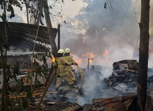 Lapak barang bekas di Jalan Pengadegan Timur III RT 11 RW 01, Kelurahan Pengadegan, Kecamatan Pancoran, Jakarta Selatan, ludes terbakar, Jumat, 10 Oktober 2025. (Sumber: Dok. Istimewa)